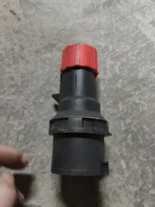 Enchufe trifásico 16A 200/346V