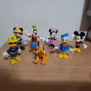 Muñecos Disney: Mickey, Pluto, Goofy, Donald, Dais