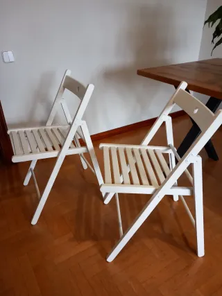 Sillas plegables de madera blancas