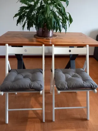 Sillas plegables de madera blancas