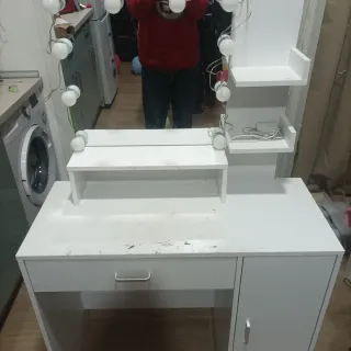 Tocador blanco, espejo y luces. Recoger  negociabl