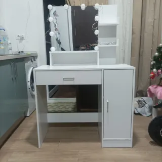 Tocador blanco, espejo y luces. Recoger  negociabl