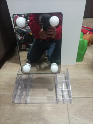 Tocador blanco, espejo y luces. Recoger  negociabl