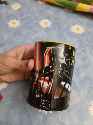 Hucha Star Wars y hucha Pokemon.