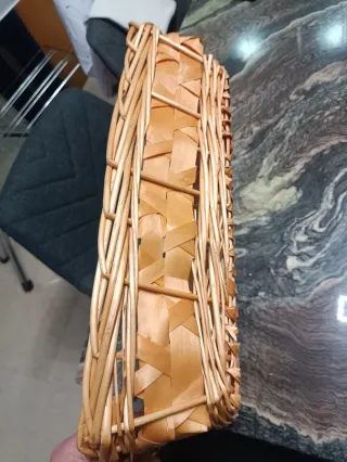 Dos cestas de mimbre y otra