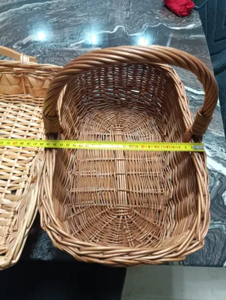 Dos cestas de mimbre y otra