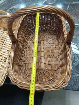 Dos cestas de mimbre y otra