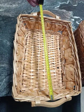 Dos cestas de mimbre y otra