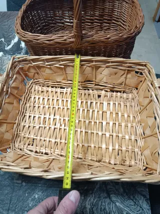 Dos cestas de mimbre y otra
