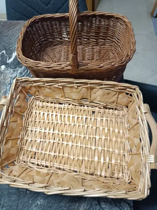 Dos cestas de mimbre y otra