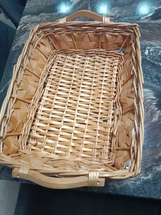 Dos cestas de mimbre y otra