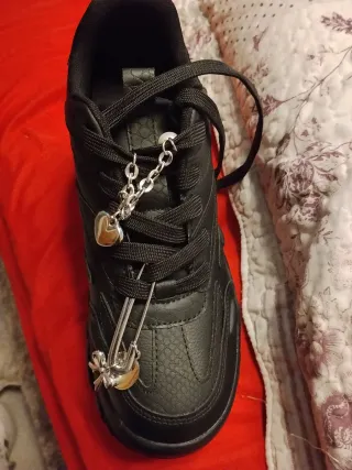 Zapatos negros con cadena