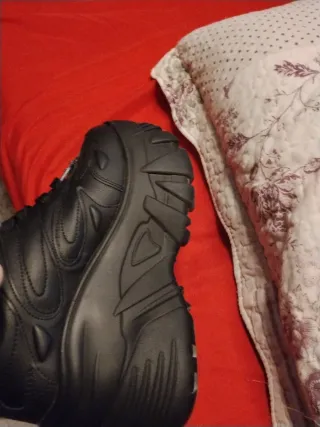 Zapatos negros con cadena