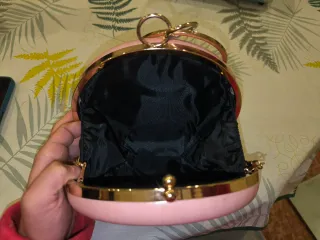 Bolso redondo rosa con flamenco y cadena dorada