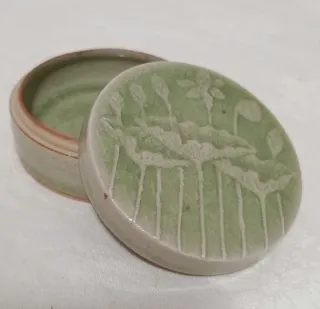 Caja pequeña Celadón con flores