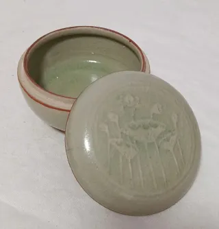 Caja pequeña Celadón con flores