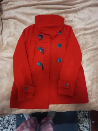 Abrigo Rojo con Capucha