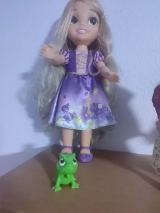 Muñeca Rapunzel con Pascal