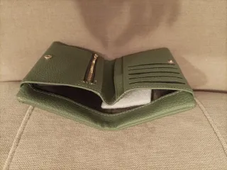 Cartera verde con placa dorada