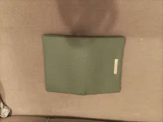 Cartera verde con placa dorada