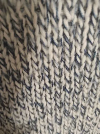 Vaqueros y jersey azul/gris