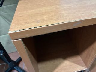 Escritorio de madera marrón