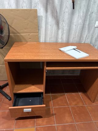 Escritorio de madera marrón