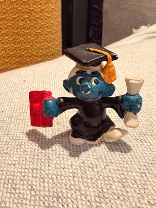 Pitufo graduado con birrete y diploma