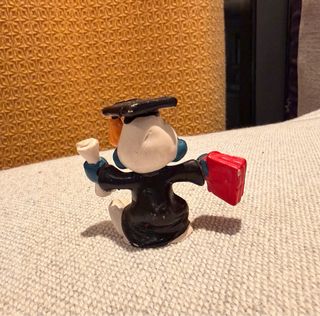 Pitufo graduado con birrete y diploma