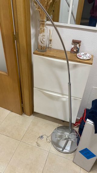 Lámpara de pie curva metal y tulipa de plástico