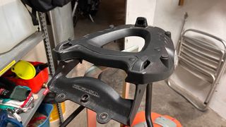 Cofre Givi 40L con base y acoples para suzuki gsr