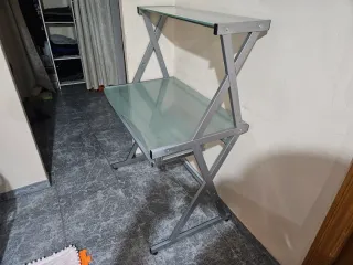 Escritorio de cristal y metal plateado