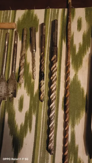 Cincel nuevo de  punta y brocas varias