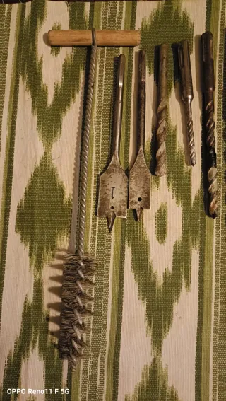 Cincel nuevo de  punta y brocas varias