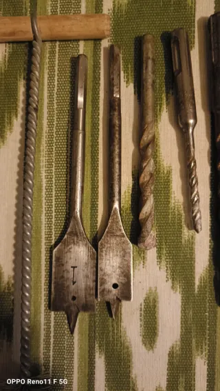 Cincel nuevo de  punta y brocas varias