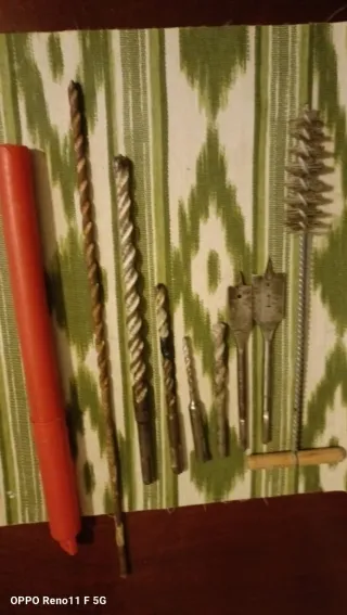 Cincel nuevo de  punta y brocas varias