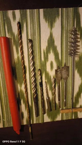 Cincel nuevo de  punta y brocas varias