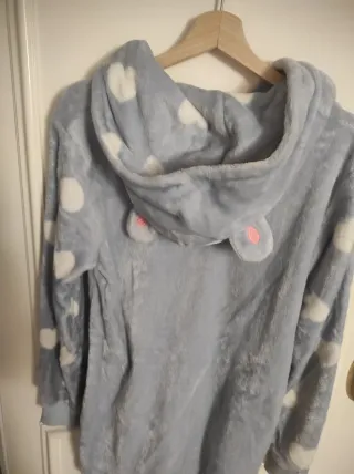 Bata de mujer gris con estampado de nubes