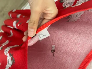 Vestido rojo con flores blancas