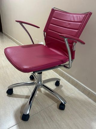 Silla de escritorio rosa y plateada