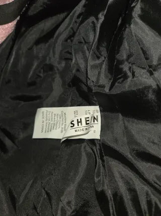 Americana rosa con detalles negros