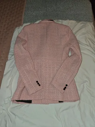 Americana rosa con detalles negros