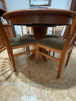 Mesa redonda extensible y 4 sillas