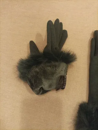 Guantes verdes con lazo y pelo