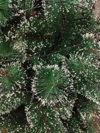 Árbol de Navidad con puntas nevadas