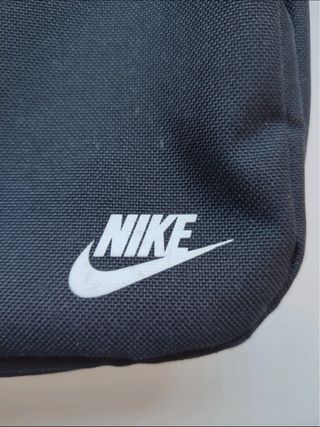 Bandolera Nike Negra Logo Blanco Streetwear