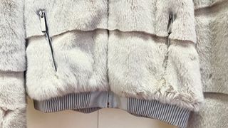 Cazadora bomber pelo beige