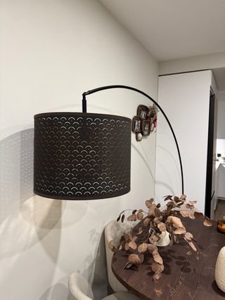 Lámpara de pie con pantalla decorativa