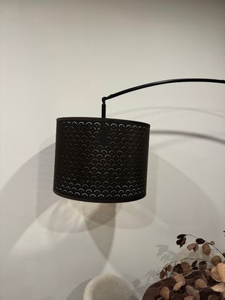 Lámpara de pie con pantalla decorativa