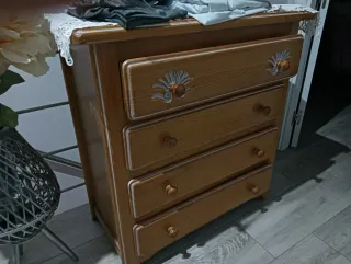 Cómoda 5 cajones y mesita de noche